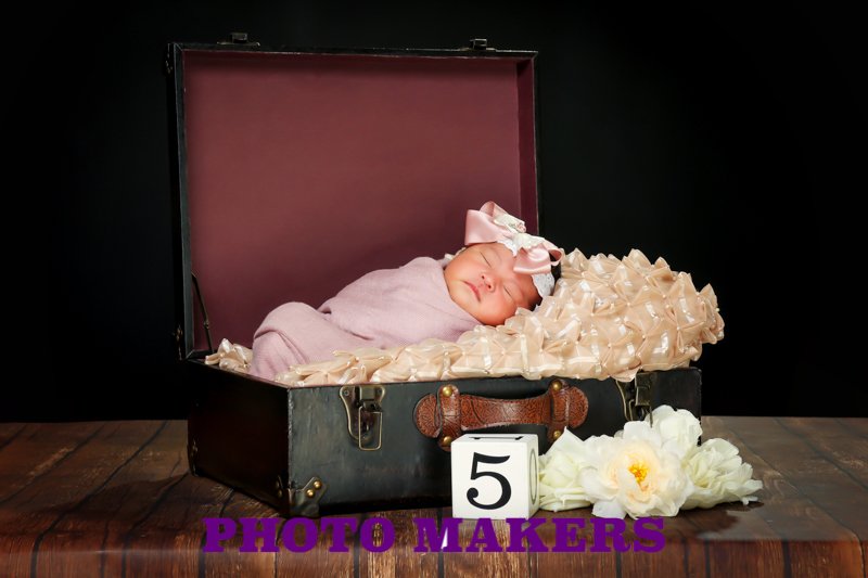 Newborn Portraits by Photo Makers